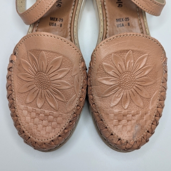 Macarena Collection tan leather Huarache sandals tan die cut sunflower size 8 - Picture 5 of 9